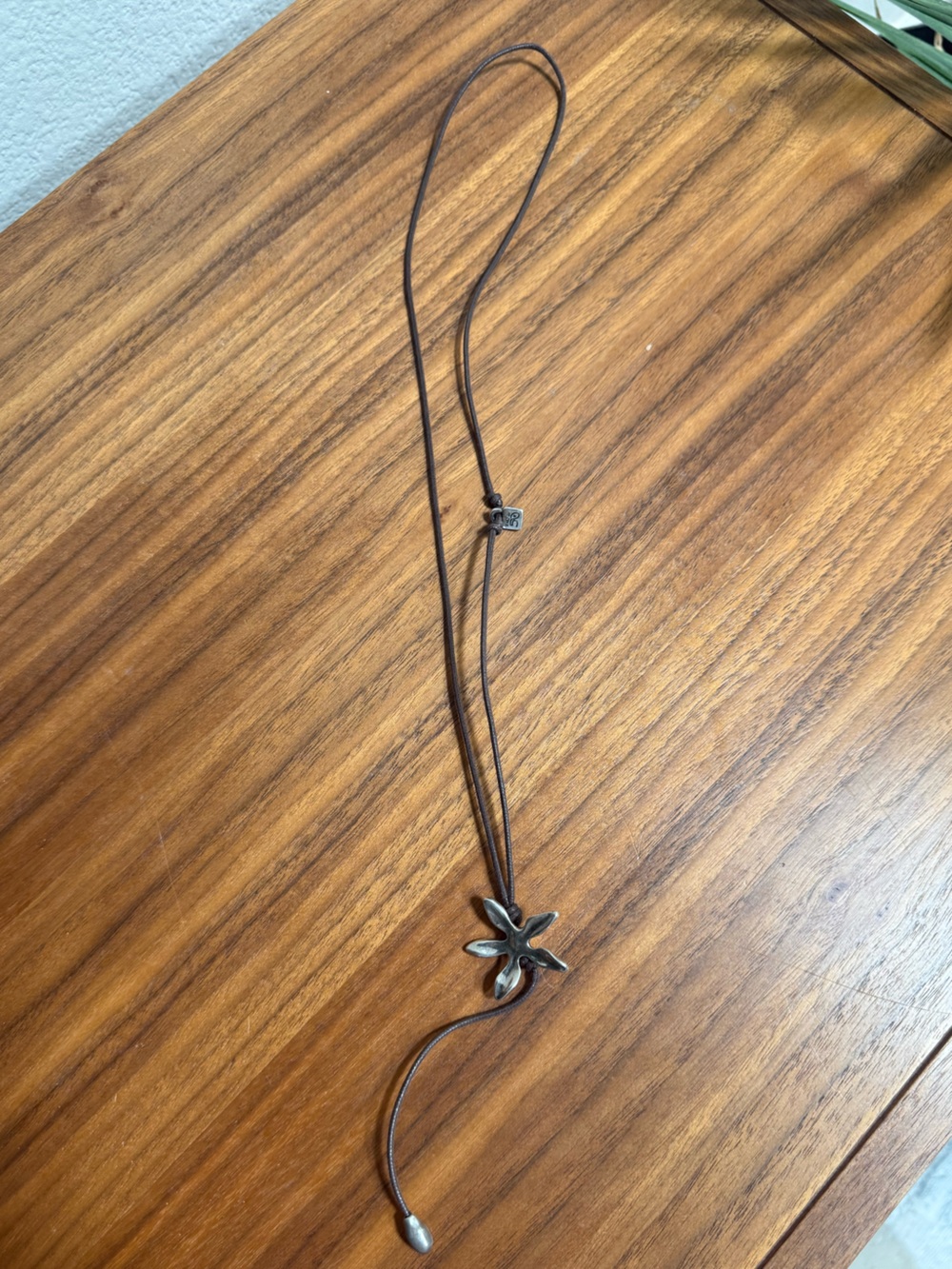 UNO de 50 Silver Flower / Starfish Pendant Necklace on Brown Leather Cord